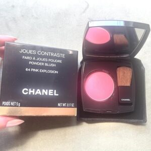 Blush em pó cor “64 Pink Explosion” com pincel. Chanel. NOVO