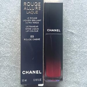 Batom líquido alta cobertura acabamento levemente metálico. Cor 89 Rouge Ombre (vermelho). NOVO