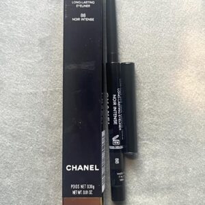 Lápis de olho a prova d’água. Cor “88 Noir Intense” (preto intenso). Chanel. NOVO.